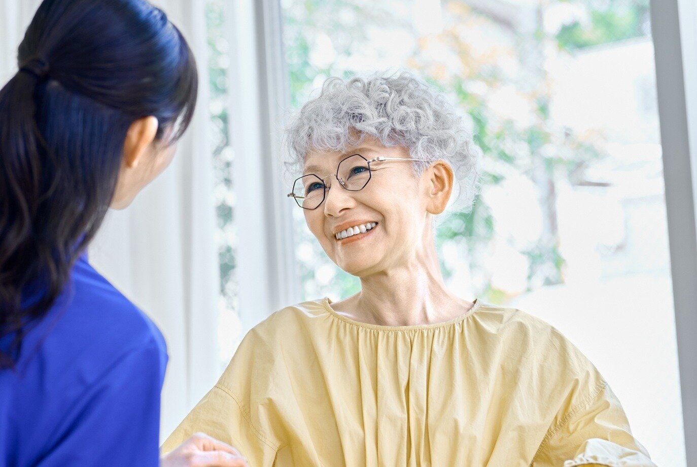 笑顔の高齢女性