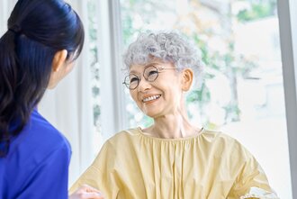 笑顔の高齢女性