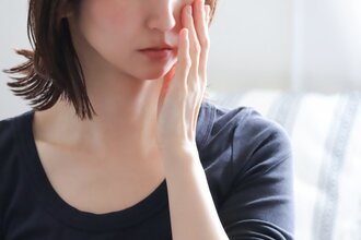 左頬を押さえている女性